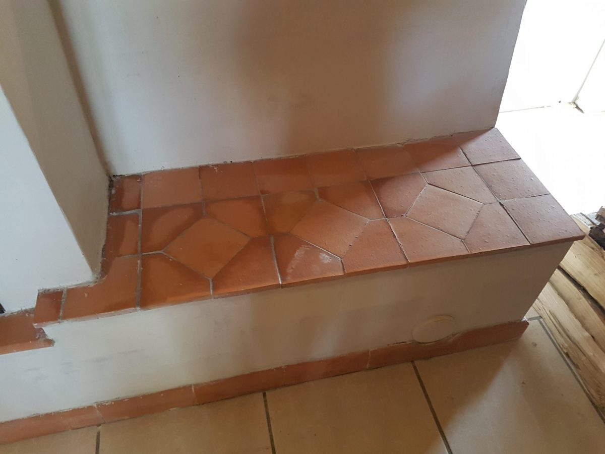 Détail du carrelage d'un banc de poêle de masse Feu de Masse