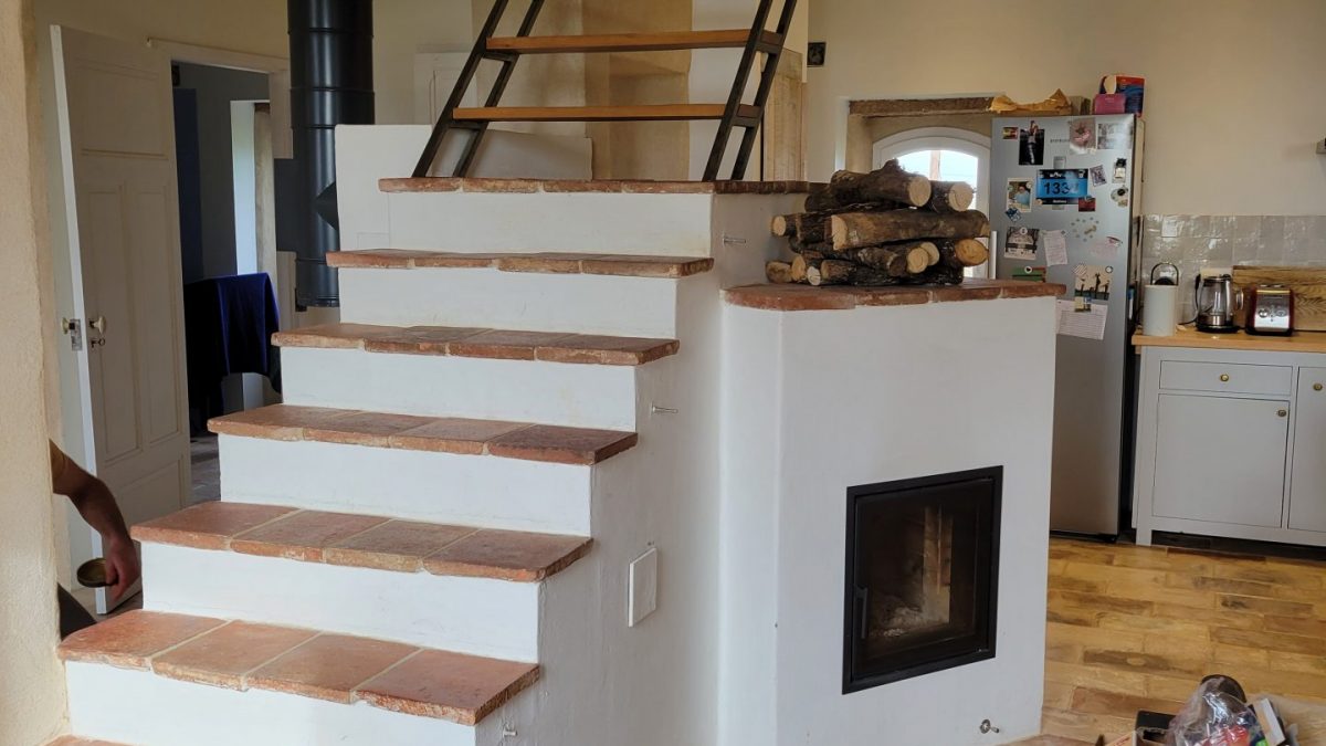 Poêle de masse avec escalier suspendu Feu de Masse