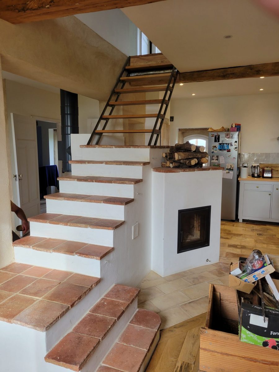 Poêle de masse avec escalier suspendu Feu de Masse